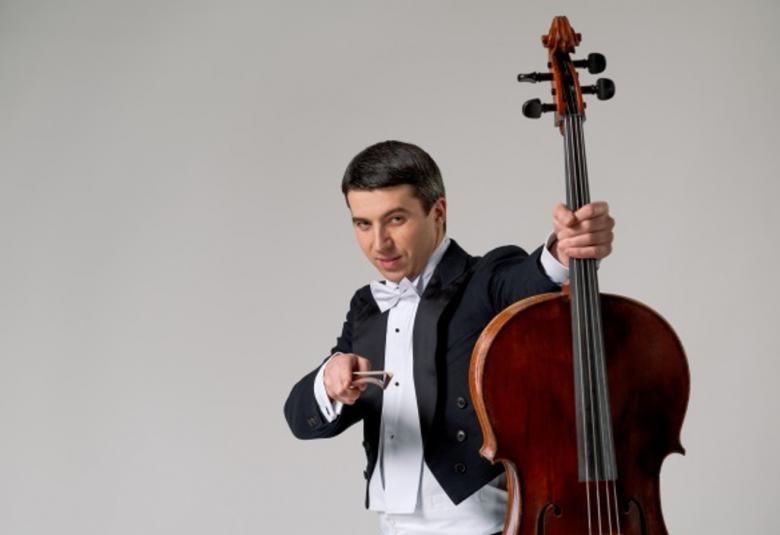 Kuvassa on Vladimir Reshetko kuvan oikeassa reunassa ja hänellä on sello vasemmassa kädessään. Oikealla kädellään hän osoittaa suoraan eteenpäin.