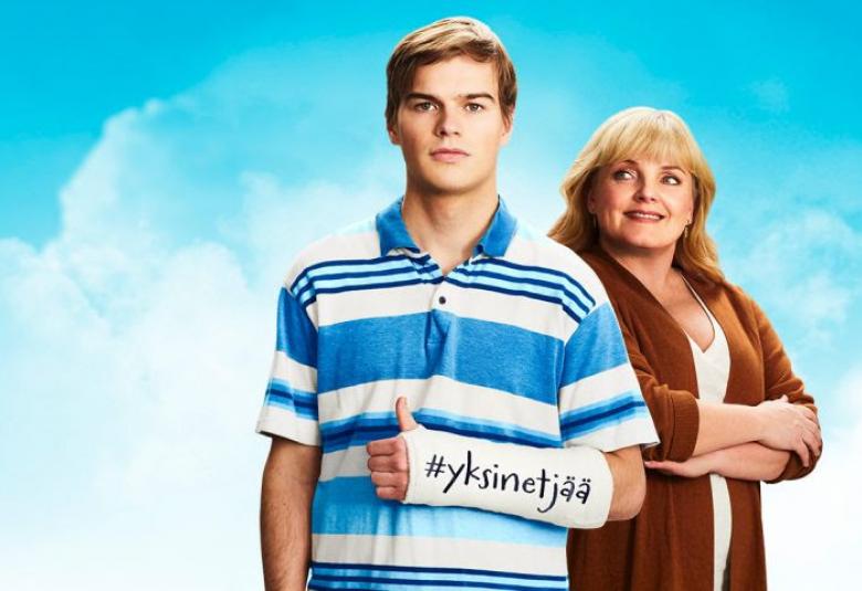 Kuvassa on vaalean sinisellä pohjalla ja vasemmalla ovat Petja Pulkkinen sini-valkoraitaisessa puserossa ja Nina Tapio ruskeassa jakussavierekkäin. Petja Pulkkisen vasemmassa kädessä on sipsi ja siinä on teksti: yksin et jää.