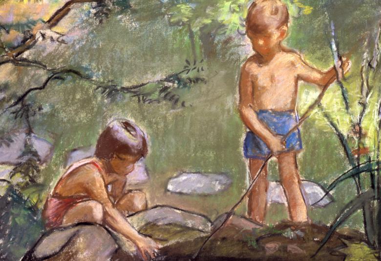 Kuvassa on kaksi poikaa, jotka leikkivät vihreässä puutarhassa.  Toinen on kyykyssä ja oikealla oleva seisoo ja uittaa kepillä kaarnalaivaa.