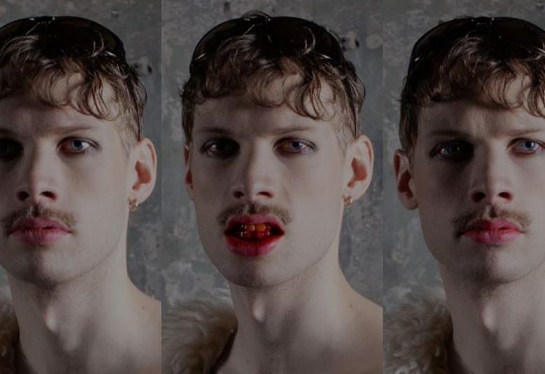 Kuvassa on kolme nuoren miehen kasvokuvaa ja niissä on oikeassa katse vasemmalle, keskellä katse keskelle ja kieli näkyy hieman, ja oikealla se katse oikealle.  Miehellä on punaista huulipunaa ja pienet viikset.