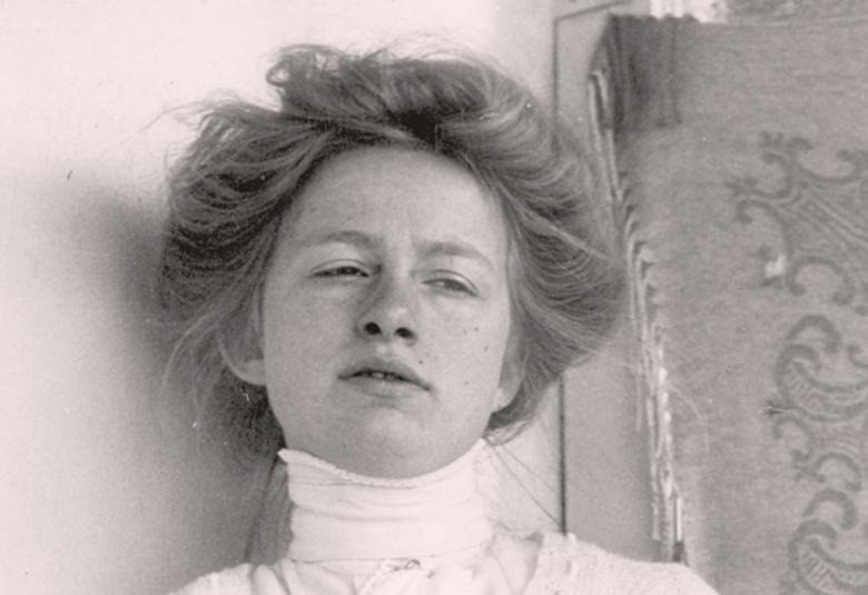 Kuvassa on Edith Södergranin kasvot ja hänellä on silmät puoliavoinna.  Kuva on musta-valkoinen.