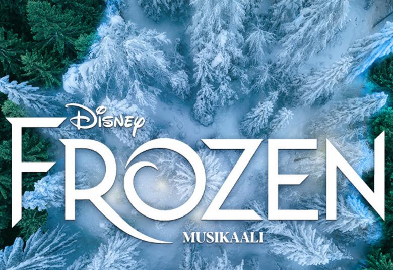 Kuvassa on taustalla kuusenoksia, joista osa on hopeisia. Keskellä lukee suurilla kirjaimilla Frozen ja pienillä kirjaimilla Musikaali.