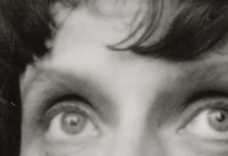 Kuvassa on Mirkka Rekolan silmät ja tummia kiharoita.  Kuva on musta-valkoinen.