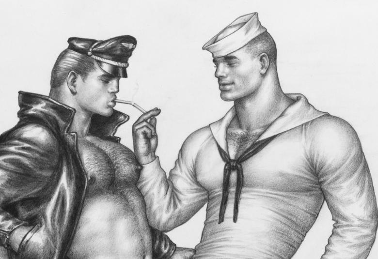 Kuvassa on vasemmalla mies, jolla on päässään musta lippalakki ja nahkatakki auki paljaalla rinnuksella. Oikella on toinen mies, jolla on vaalea merimieslakki ja merimiespaita. Hänellä on oikea käsi pystyssä ja viittelee etusormella itseensä päin.