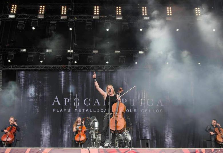 Kuvassa on esiintymässä Apocalyptica lavalla ja Eicca Toppinen on etummaisena soittamassa selloa.  Taustalla on kolme sellistiä, jotka ovat metrien etäisyydellä toisistaan.