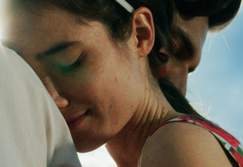 Kuvassa ovat Linnea Leino ja Konsta Laakso kietoutuneina halaukseen. Kuva on kasvokuva.