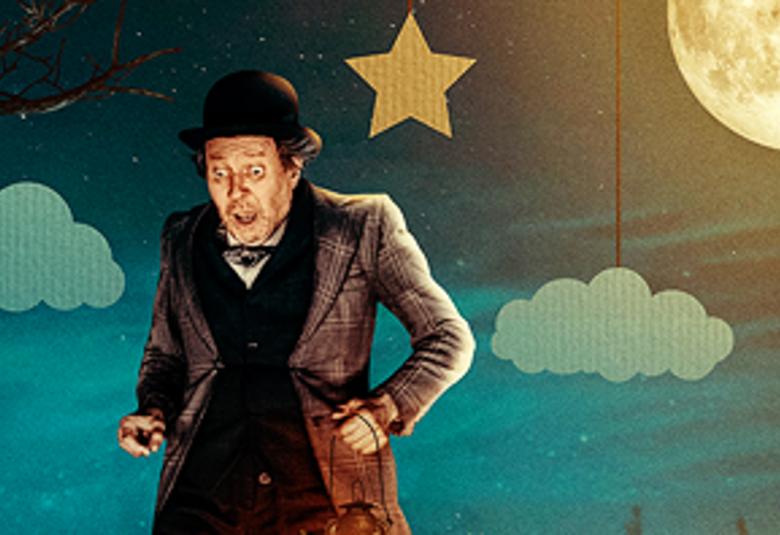 Kuvassa on Martti Suosalo vasemmalla ja hänellä on sirkustaiteilijan ruskea takki päällään ja lierihattu päässään.  Taustakulissi on tumma ja taivaalla on tähtiä ja oikeassa reunassa on kuu. Alempana on pkaksi poutapilveä.