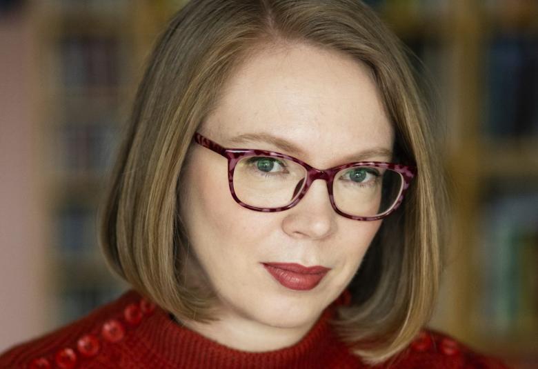 Kuvassa on Maria Turtschaninoff kasvokuvassa: Hänellä on puolipitkät, ruskeat hiukset ja hänellä on silmälasit.