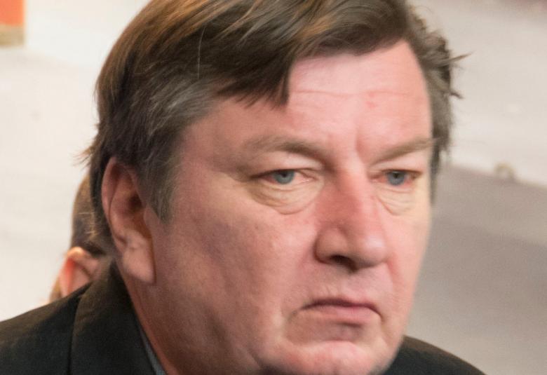 Kuvassa ovat Aki Kaurismäen kasvot.