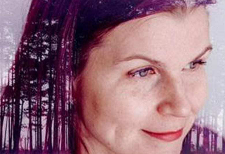 Kuvassa on Elina Pohjolan kasvot sivuttain ja katse alaviistoon.  Hänellä on ruskeat pitkät hiukset. Vasemmalla on heijastusta metsästä hiusten kohdalla.