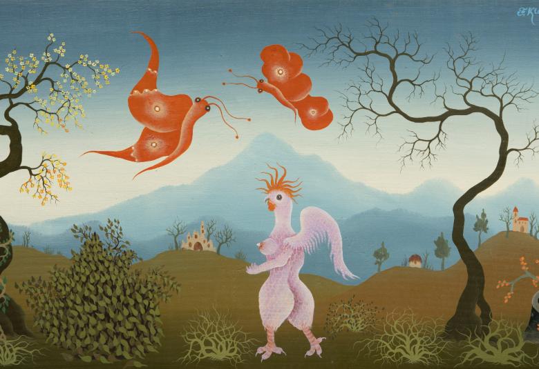 Kuvassa on maalattu maisemaa, jossa on vihertävää kumpuilevaa maastoa ja taustalla sinertävää vuoristoa ja sinistä taivasta.  Ilmassa leijuu etanamainen olento ja punertava perhonen.  Keskellä tepastelee vaalea kukko.