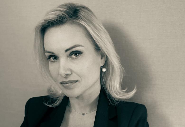 Kuvassa ovat Marina Ovsjannikovan kasvot ja hänellä on keskipitkät, vaaleat hiukset.  Kuva on musta-valkoinen. 