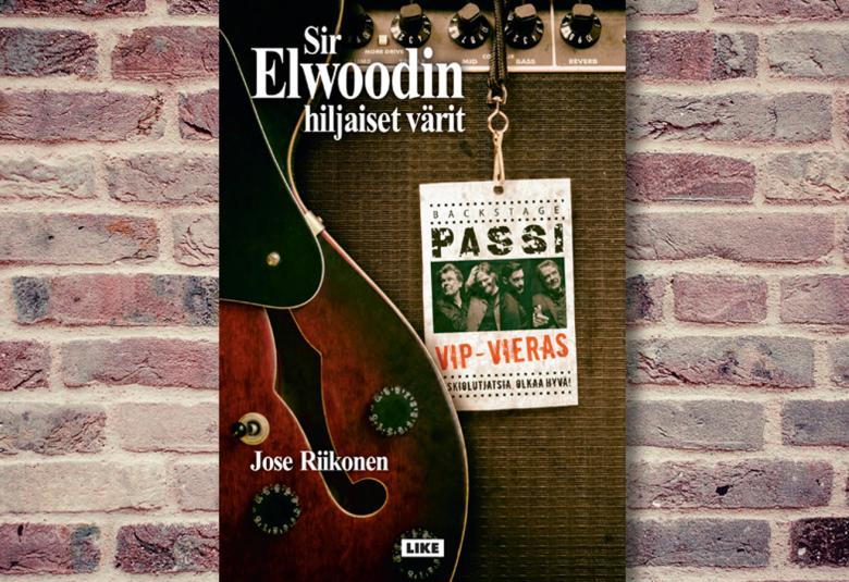 Kuvassa on ruskeaa tiiliseinää.  Keskellä on kirjan kansi, jossa on ruskealla pohjalla valkoisella kirjan nimi ja ruskean kitaran kuva.  Lisäksi on roikkuva vip-passi.