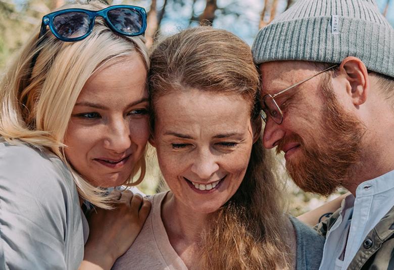 Kuvassa ovat Jenna, Jóna ja Joni päät yhdessä ja Jonilla on vasemmassa reunassa kasvot sivuttain.