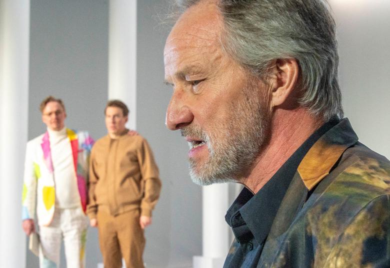 Kuvassa on etualalla Taneli Mäkelä sivuttain tummassa takissa ja taustalla ovat Aku Hirviniemi ja Eero Aho.