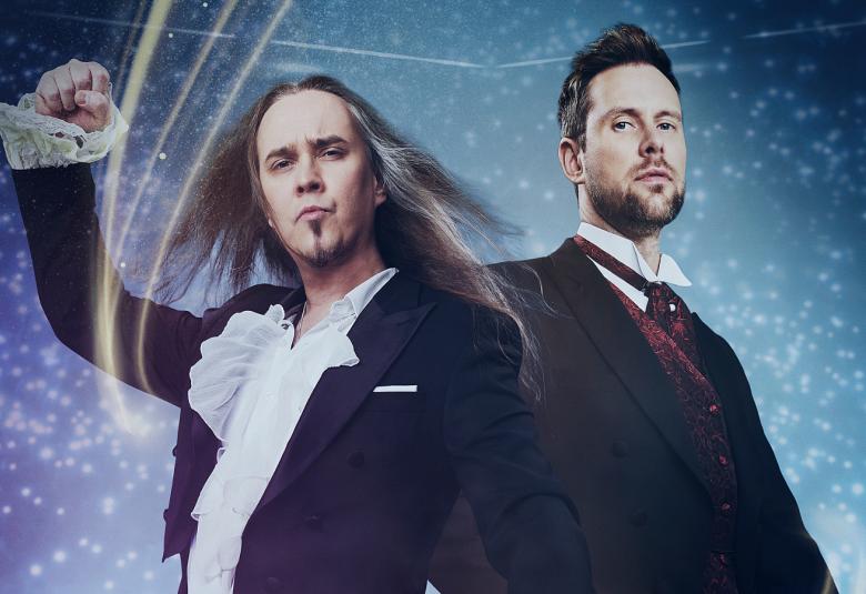 Kuvassa ovat vasemmalla Jarkko Ahola oikea käsi pystyssä ja vasemmalla Waltteri Torikka. Aholalla on musta frakki ja valkoinen röyhelopaita. Torikalla on musta takki päällään.  Tausta on tumman sininen ja siinä on valojuovia.Kuvassa ovat vasemmalla Jarkko Ahola oikea käsi pystyssä ja vasemmalla Waltteri Torikka. Aholalla on musta frakki ja valkoinen röyhelopaita. Torikalla on musta takki päällään.  Tausta on tumman sininen ja siinä on valojuovia.