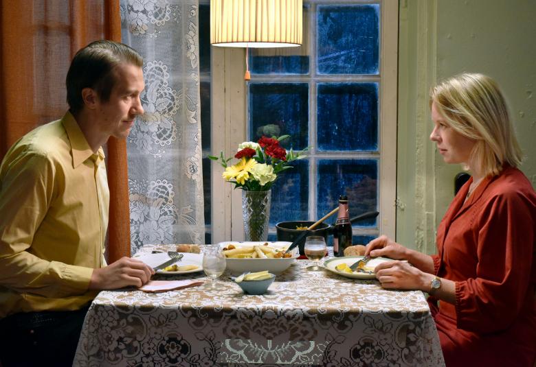 Kuvassa ovat Jussi Vatanen ja Alma Pöysti ravintolapöydän ääressä vastakkain.