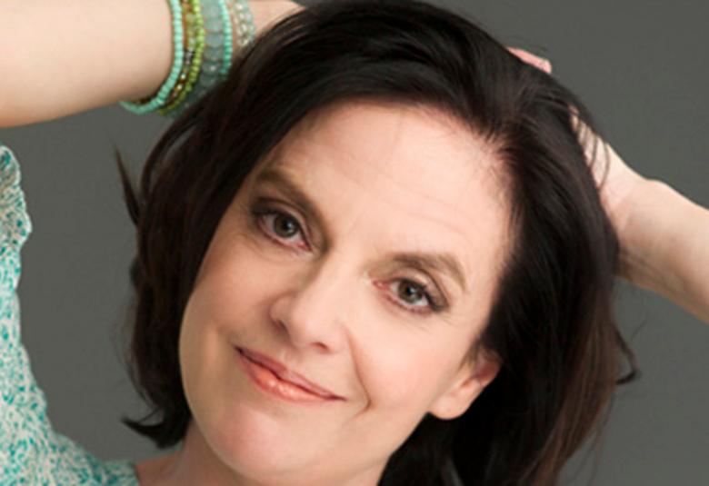 Kuvassa on Anna-Leena Härkönen kasvokuvassa ja hänen molemmat kätensä ovat niskan takana. Härkösellä on vaalean vihreä pusero.