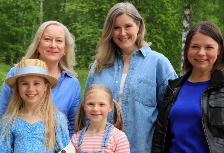 Kuvassa ovat vihreitten puiden edessä takana Tiina Nopola, Reetta Aalto ja Anni Pänkäälä ja edessä Eedla Höglund ja Klaara Höglund. 