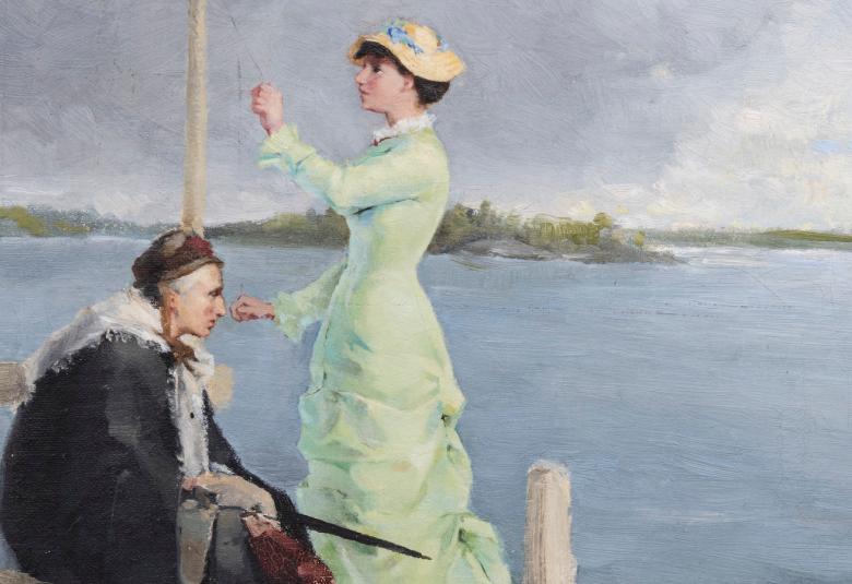 Kuvassa on kaksi naista laiturilla. Vasemmalla on mustassa mekossa nainen, joka istuu ja oikealla on vaaleassa pitkässä mekossa nuorempi nainen, joka nostaa lippua ja seisoo.  Taustalla on vettä ja taaempana metsämaisemaa.