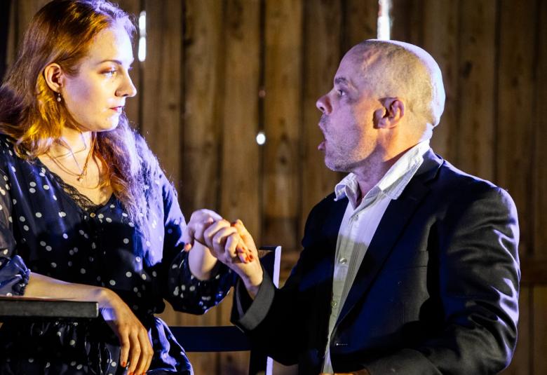 Kuvassa ovat vastakkain Katariina Myller vasemmalla sinisessä puvussa ja Janne Niemelä oikealla ja sivuttain.  He keskustelevat intensiivisesti.