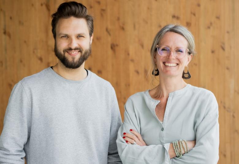 Kuvassa ovat Jussi Sorjonen vaalean harmaassa villapaidassa ja Matilda von Weissenberg vaaleassa puserossa kädet toistensa ympärillä edessä.