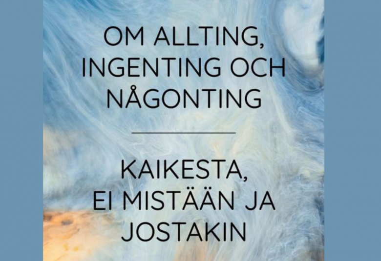 Kuvassa on osa kirjan kannesta ja siinä lukee mustalla Om allting, ingenting och någonting - Kaikesta, ei mistään ja jostakin.  Kuvan tausta on vaalean sininen ja kirjan tausta on rypistetty harmaan sininen.