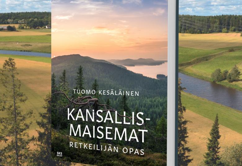 Kuvassa on kirjan kansi taustanaan peltomaisemaa, jonka keskellä virtaa joki. Takana on metsän reuna sini-valkosita poutapilveä.  Kirjan kannessa on sen nimi Kansallismaisemat - retkeilijän opas ja näiden yläpuolella kirjoittajan nimi Tuomo Kesäläinen.