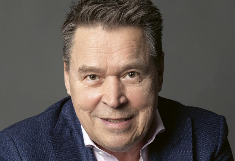 Kuvassa on Markku Aro kasvokuvassa ja kumartuneena eteenpäin.  Hänellä on valkoinen kauluspaita päällään.