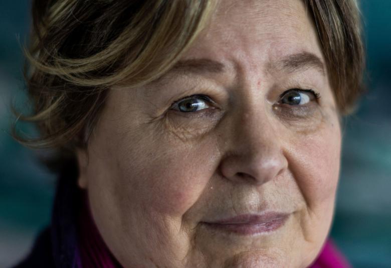 Kuvassa on Natascha Wodinin kasvot.  Hänellä on tummat, lyhyet hiukset.