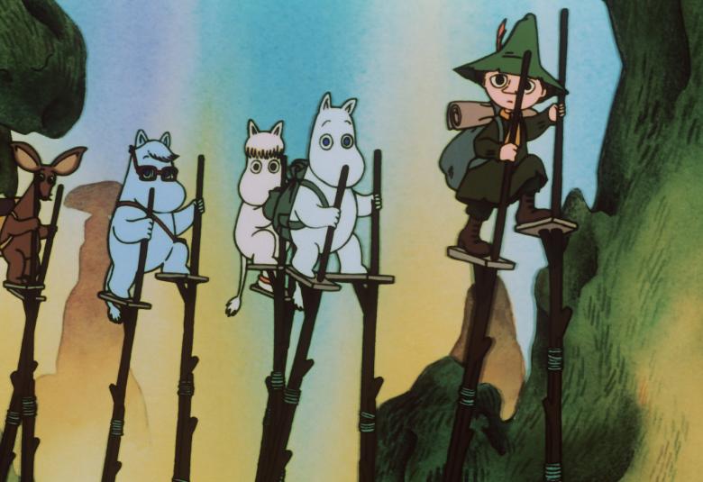 Kuvassa ovat muumit rivissä kävelemässä vuoristossa puujaloilla.