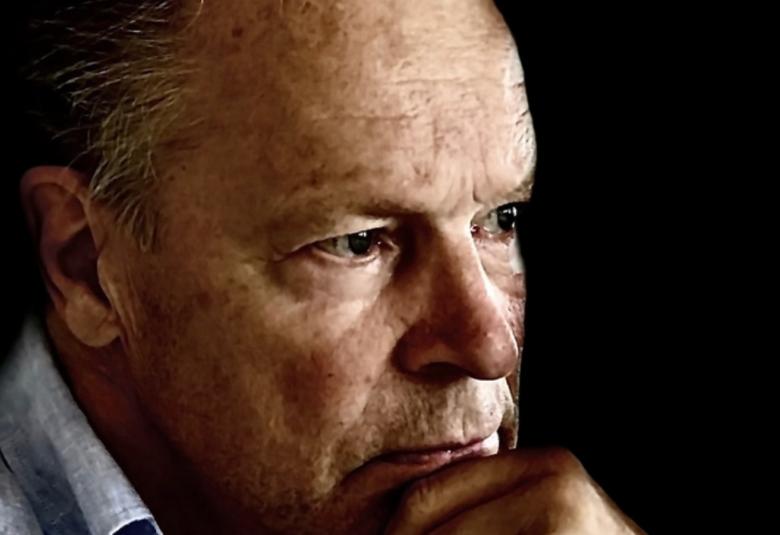 Kuvassa on Ilkka Kanervan kasvot sivuttain ja hänen toinen kätensä näkyy hieman. Kuva on osa kirjan kannesta.