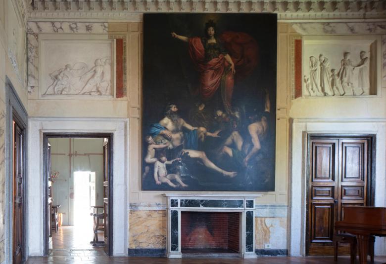 Kuvassa on Villa Lanten huone, jossa keskellä olevalla seinällä on teos Italian allegoria.  Se on tummasävyinen.