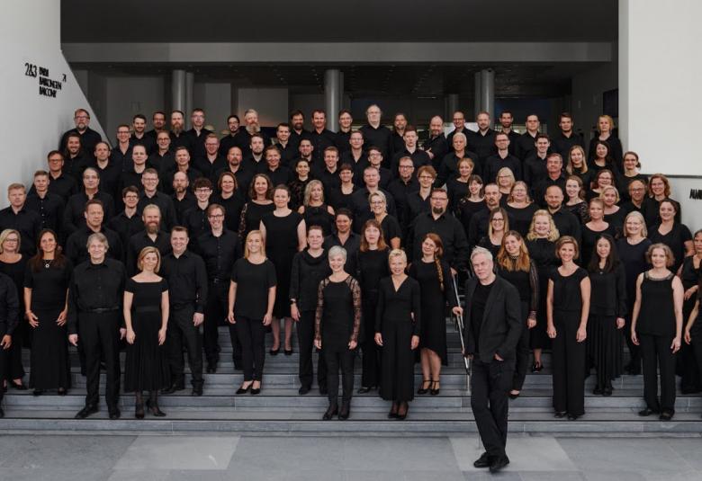 Kuvassa on Kansallisoopperan soittajat seisomassa ja heillä on mustat vaatteet.  Edessä oikealla seisoo Hannu Lintu.