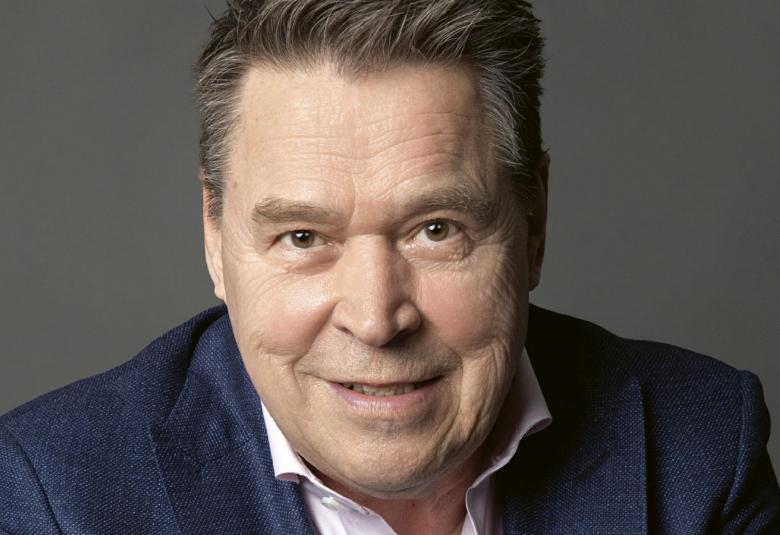 Kuvassa on Markku Aron kasvot ja hartiat sinisestä takista sekä valkoiset paidan kaulukset. Kuva on osa kirjan kannesta.