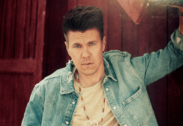 Kuvassa on Olli Halonen vaalean sinisessä farkkutakissa.  Hän nojaa lautaseinään, joka tumman punaista sitä näkyy hänen takanaa. Kuvassa on osa levyn kannesta.