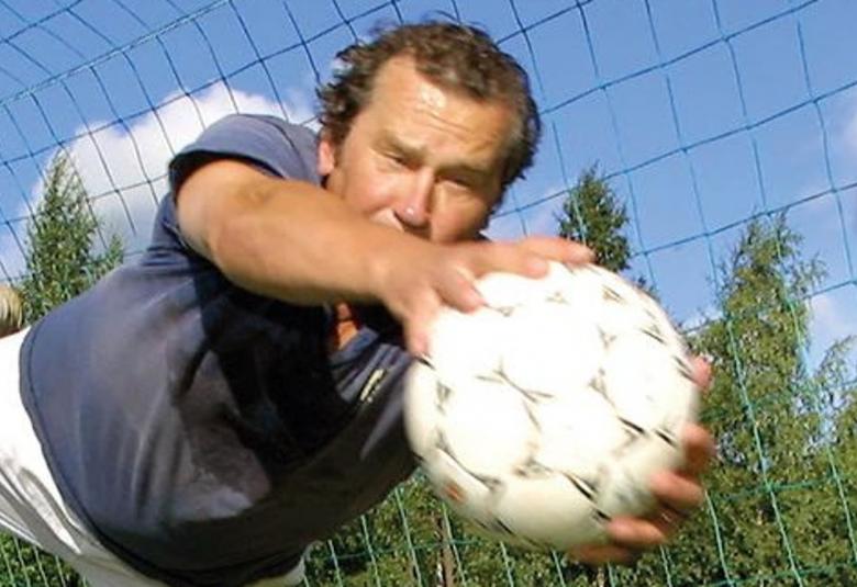 Kuvassa on Panu Rajala ottamassa valkoista palloa kiinni maalissa. Hänellä on sininen paita päällään. Kuva on osa kirjan kannesta.