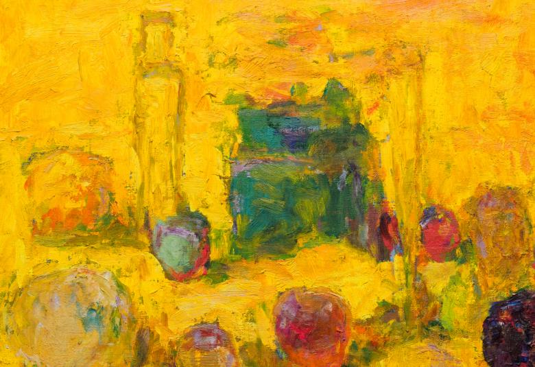 Kuvassa on keltaisella pohjalla kaksi himmeää pulloa  ja muita esineitä himmeästi. Kuvan sävy on keltainen.