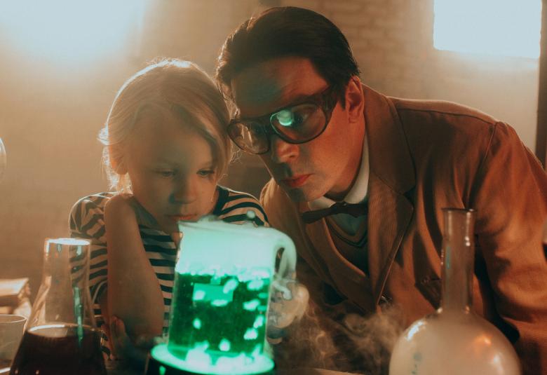 Kuvassa ovat Emil Paloniemi ja Mikko Nousiainen pöydän ääressä tutkinassa kiveä ja heillä on tutkimusvälineitä pöydällä.