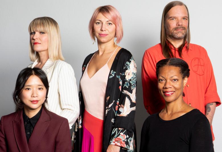 Kuvassa ovat Ars Fennica -ehdokkaat kahdessa rivissä istumassa. Ylärivissä ovat Jenni Alftan vasemmalla, Emilija Škarnulytė ja Tuomas A. Laitinen. Alarivissä: Lap-See Lam vasemmalla ja Camille Norment.