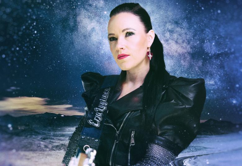 Kuvassa on Erja Lyytinen mustassa asussa hieman sivuttain kitara kädessään. Tausta on yön tumman musta ja jäisen sininen. Kuva on osa kirjan kannesta.