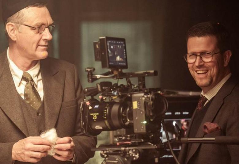 Kuvassa ovat Ville Virtanen kipa päässään ja ruskeassa puvussa. Vieressä on Klaus Härö ja heidän välissään on vanhanaikainen elokuvakamera.