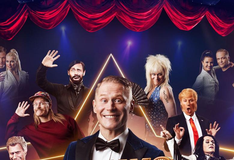 Kuvassa on ylhäällä punaisen esiripun reunaa ja alapuolella tummalla pohjalla eri imitaatiohahmojen pieniä kuvia kuten Kaija Koo, Michael Monroe, Sauli Niinistö jne. Keskellä on puolivartalokuva Jarkko Tammisesta.