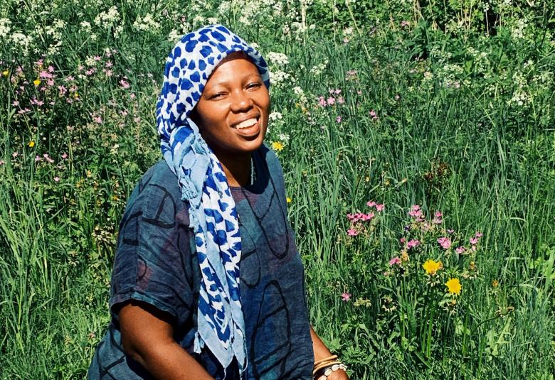 Dineo Seshee Raisibe Bopapen merten muistia käsittelevä yksityisnäyttely on käynnissä tällä hetkellä New Yorkin MoMassa. Kiasman näyttelyä varten taiteilija tutustui kasvien hoitaviin ominaisuuksiin. 