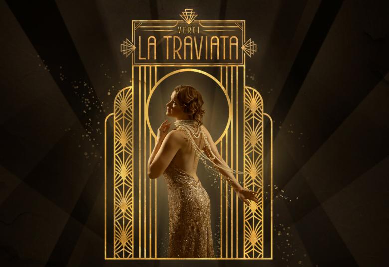 Kuvassa on kultainen sermi, jossa on kuvioita ja ylhäällä lukee La Traviata. Sen alapuolella on Marjukka Tepponen on sivuttain tyköistuvassa pitkässä mekossa. Molemmilla reunoilla on mustaa.