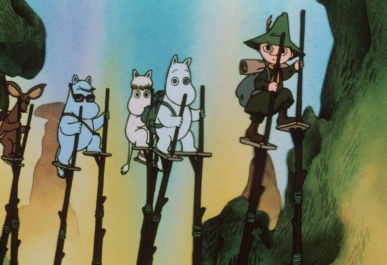 Kuvassa ovat muumiperheen jäsenet vuoristossa kävelemässä puujaloilla.