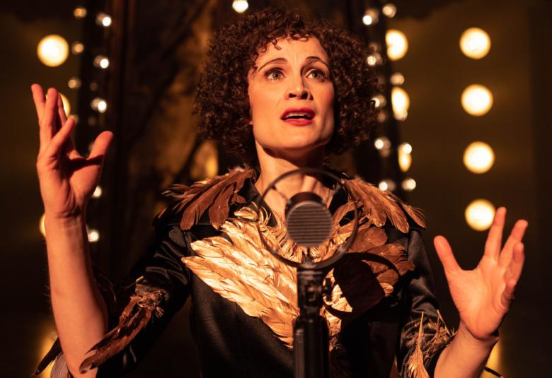 Kuvassa on Annuska Hannula kiharatukkaisena kasvokuvassa ja hän laulaa kasvot kohotettuna ylöspäin.