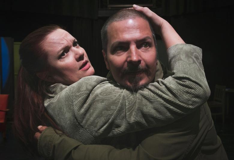 Kuvassa ovat Tanja Paakkulainen, joka pitelee Janne Järvisalon päästä kiinni kädellään. Kuva on puolivartalokuva.