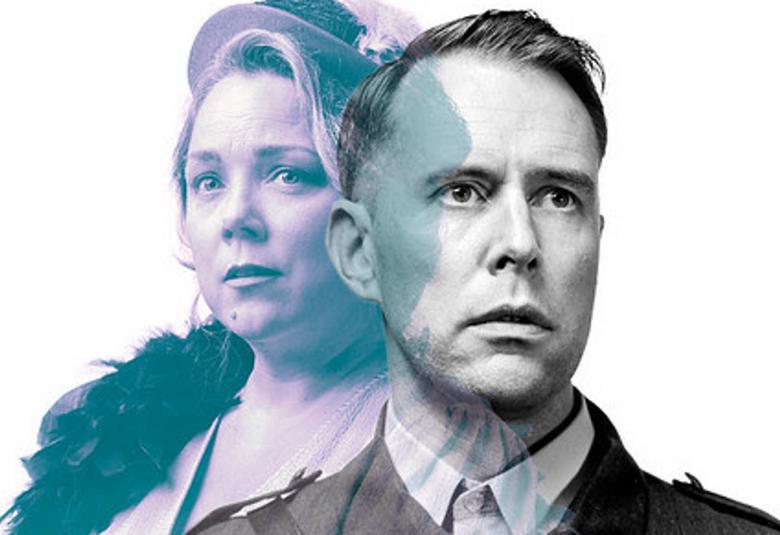 Kuvassa ovat Pihla Penttisen kasvot vasemmalla katse vasemmalle ja Waltteri Torikan kasvot katse oikealle. Penttisellä on puoliksi koristeellinen hattu päässään.  Torikalla on asetakki päällään.