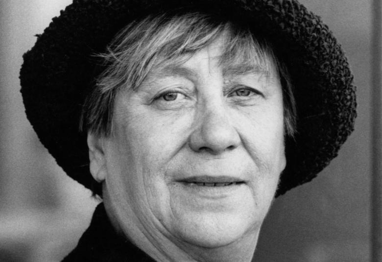 Kuvassa on Kirsi Kunnaksen kasvokuva ja hänellä on musta hattu päässään.